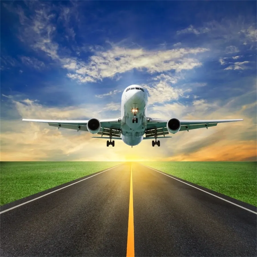 طائرة تقلع عند الغروب